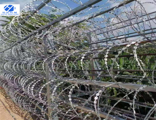 El alambre de púas acordeón de la hoja de afeitar que hacía la máquina galvanizó automático